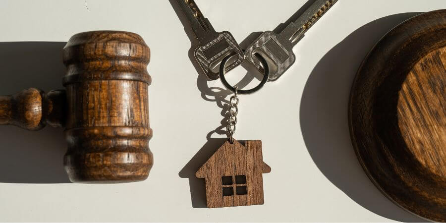 ¿Qué es la reserva de postura en las subastas inmobiliarias?